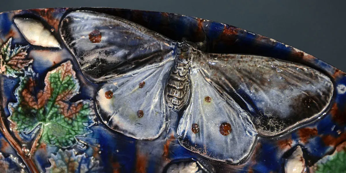Detalj av ett fat av Bernard Palissy, lergods, Paris 1550, Museum für Angewandte Kunst i Köln. Foto public domain
