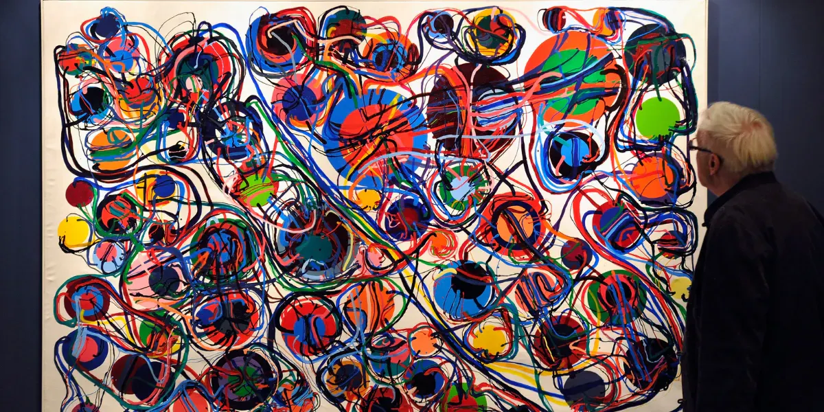 HONGKONG – 12. MÄRZ: Ein Besucher betrachtet das Gemälde „93C“ von Tanaka Atsuko, vertreten durch Sotheby's, als Teil der Ausstellung „The Artist's Palette“, die am 12. März 2015 im Einkaufszentrum Pacific Place in Hongkong stattfindet. Foto von Lucas Schifres/Getty Images (Detail)