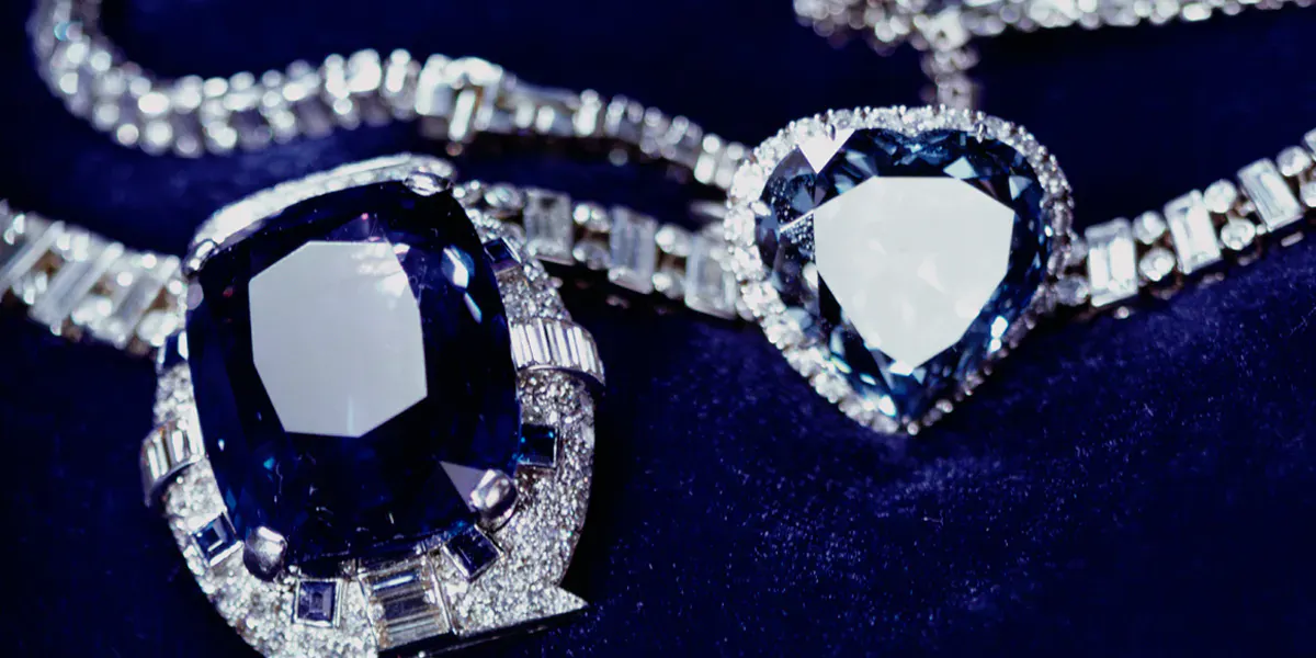 Cartier, Collier Bismark et bague de l'impératrice Eugénie (1826-1920) (diamant, saphir et platine). (Photo par Art Images via Getty Images)