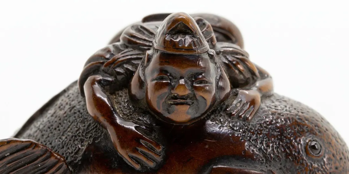 Netsuke, Ebisu sur un poisson fugu, Japon, fin de la période Edo (1600-1868), buis, 25 x 46 x 26 mm. Photo © Catawiki (détail)