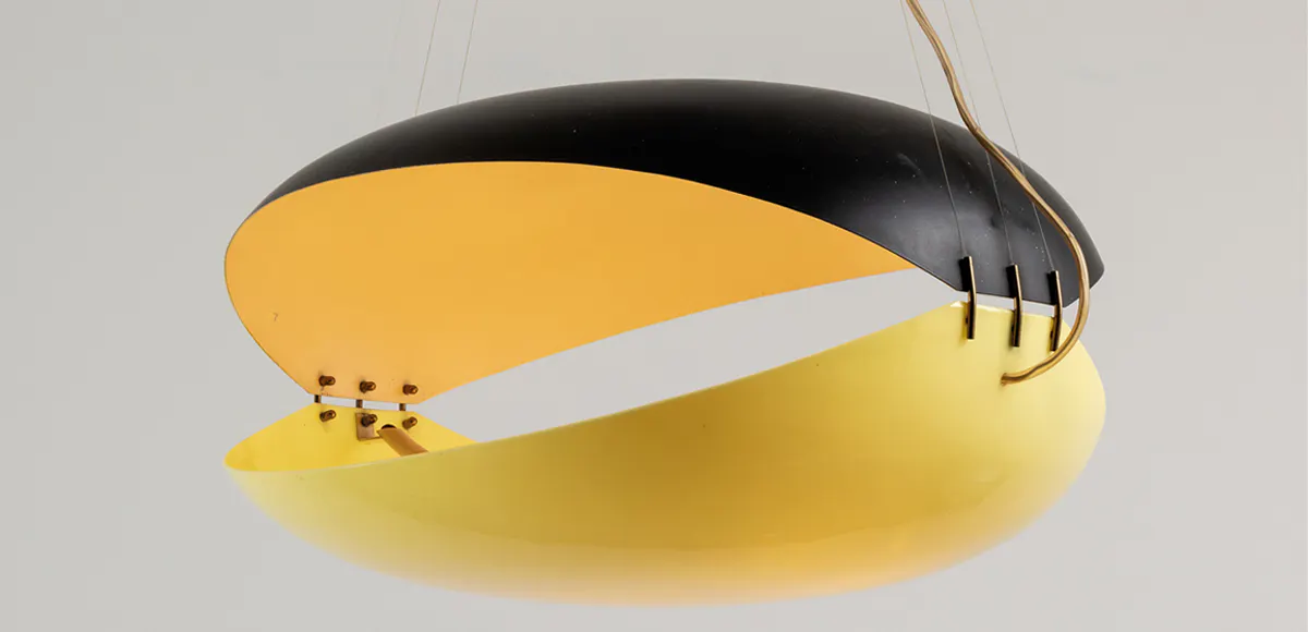 Lot 274 - Ettore Sottsass, Lampada a sospensione mod. 12600, Balena. Ottone, perspex colorato e curvato. Produzione Arredoluce 1957 ca. Stima: € 30.000 - 35.000. Foto © Wannenes