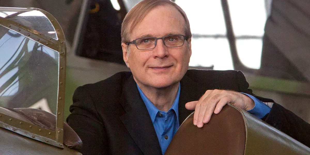 Paul G. Allen alla Flying Heritage Collection di Paine Field, Everett, Washington, USA. Foto di Miles Harris (https://creativecommons.org/licenses/by-sa/3.0/deed.en) via Wikimedia Commons (dettaglio)