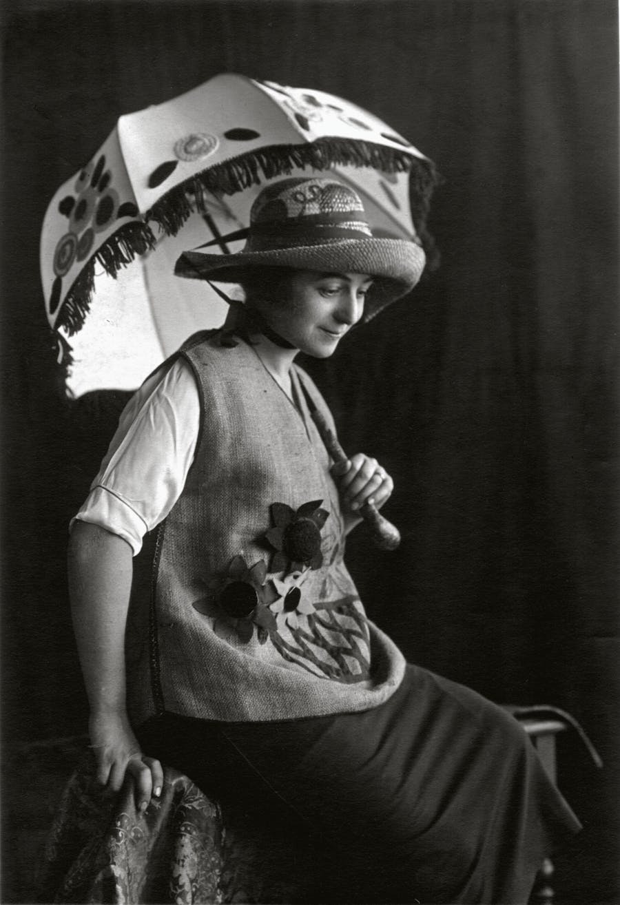 Sonia Delaunay in Madrid in 1920 wore some creations of "Casa Sonia". Photo attributed to Zokcoll © Thyssen Museum via Wikimedia Commons
