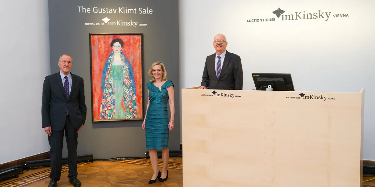 La sera del 24 aprile 2024, il “Ritratto della signorina Lieser” di Gustav Klimt ha raggiunto il prezzo più alto per un'opera d'arte nella storia delle aste austriache presso la casa d'aste viennese. Foto © Auktionshaus im Kinsky GmbH, Vienna (dettaglio)