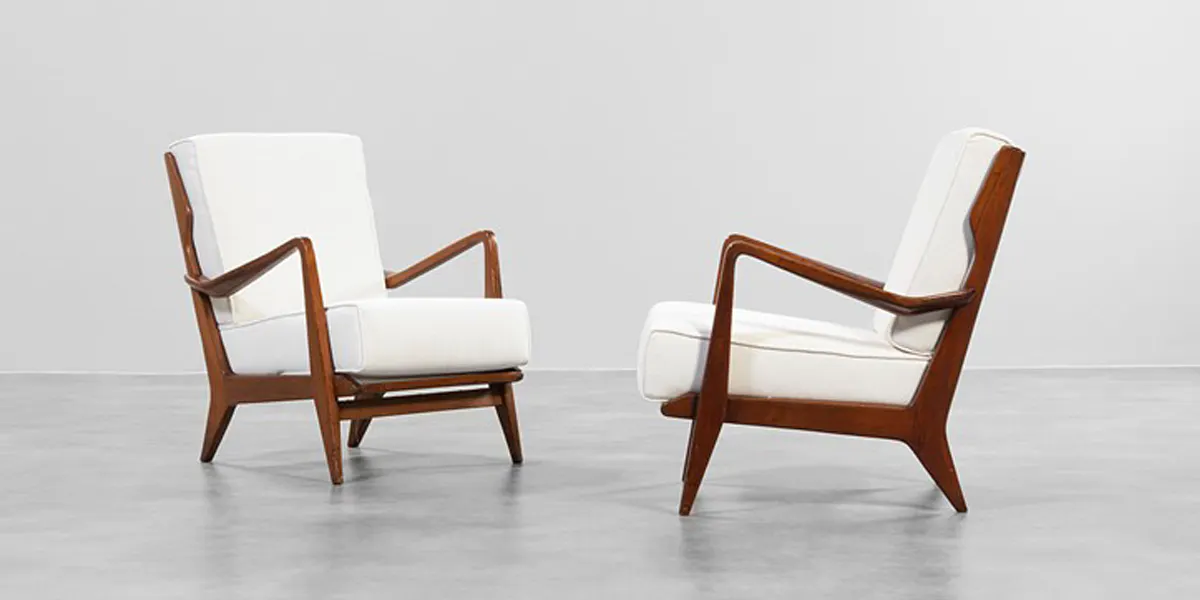 Gio Ponti (1891-1979), paire de fauteuils modèle 516, bois et textile, Cassina, vers 1950, image © Della Rocca