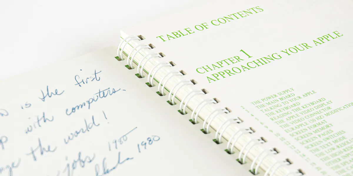 Manuel rare de l'Apple II, portant une inscription et signé par Steve Jobs en 1980. Photo © RR Auctions