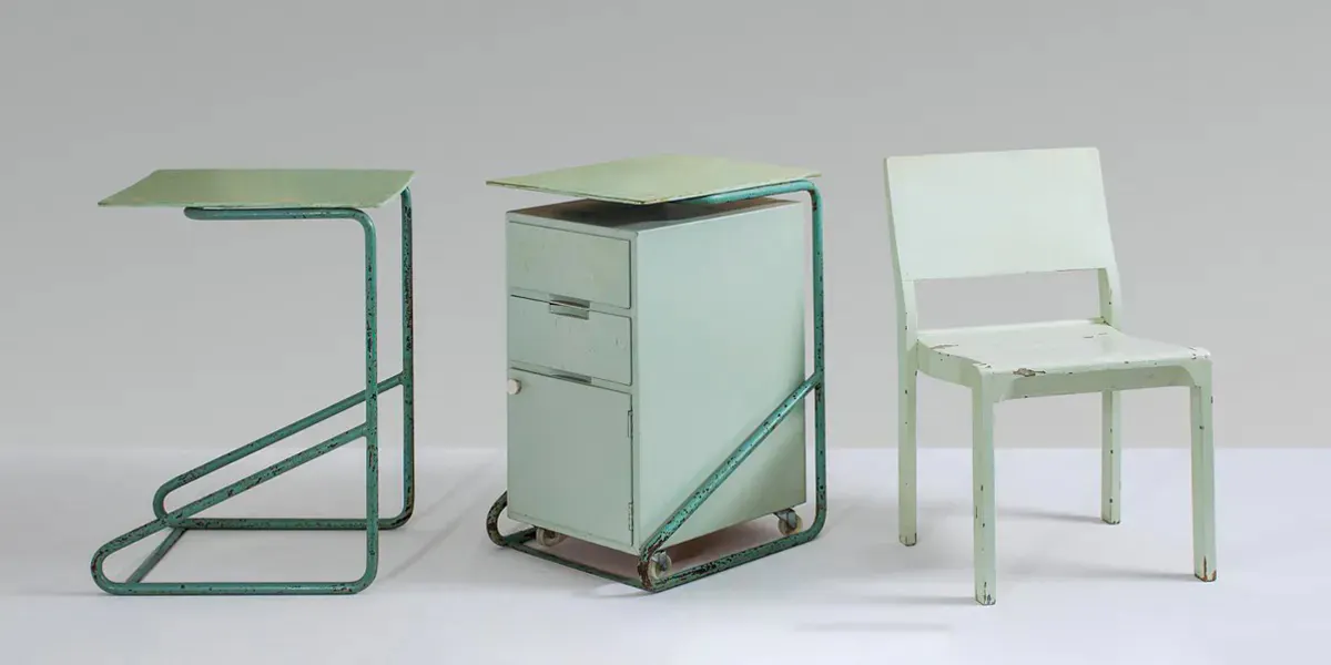 Alvar Aalto, ensemble avec chaise (Modèle 411), deux tables d'appoint, et commode, sanatorium de Paimio. Photo © Annmaris
