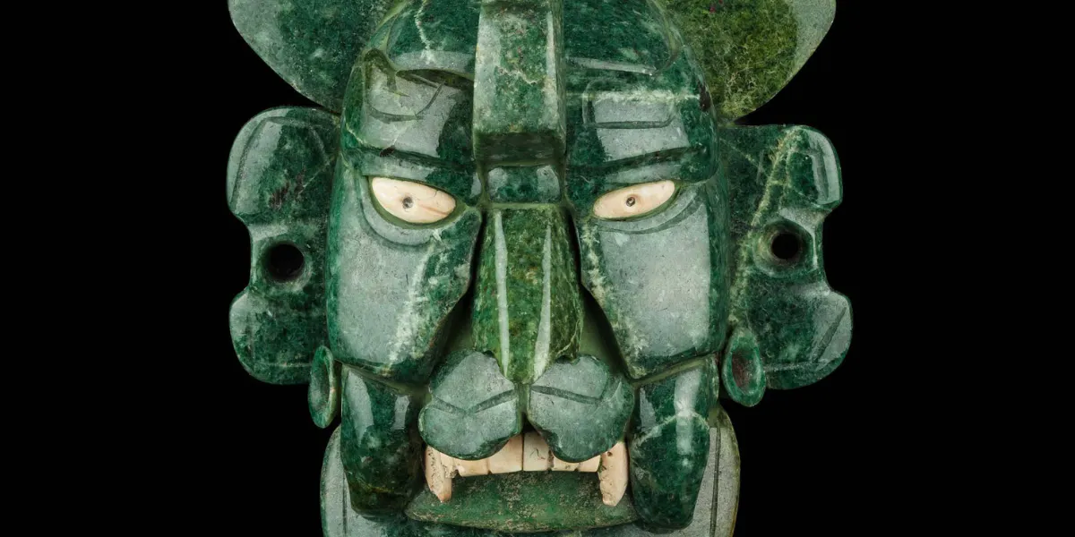 Masque en mosaïque zapotèque représentant un dieu chauve-souris, composé de 25 morceaux de jade, avec des yeux jaunes en coquillage. Photo via Wikimedia Commons / Licence CC BY-SA 4.0