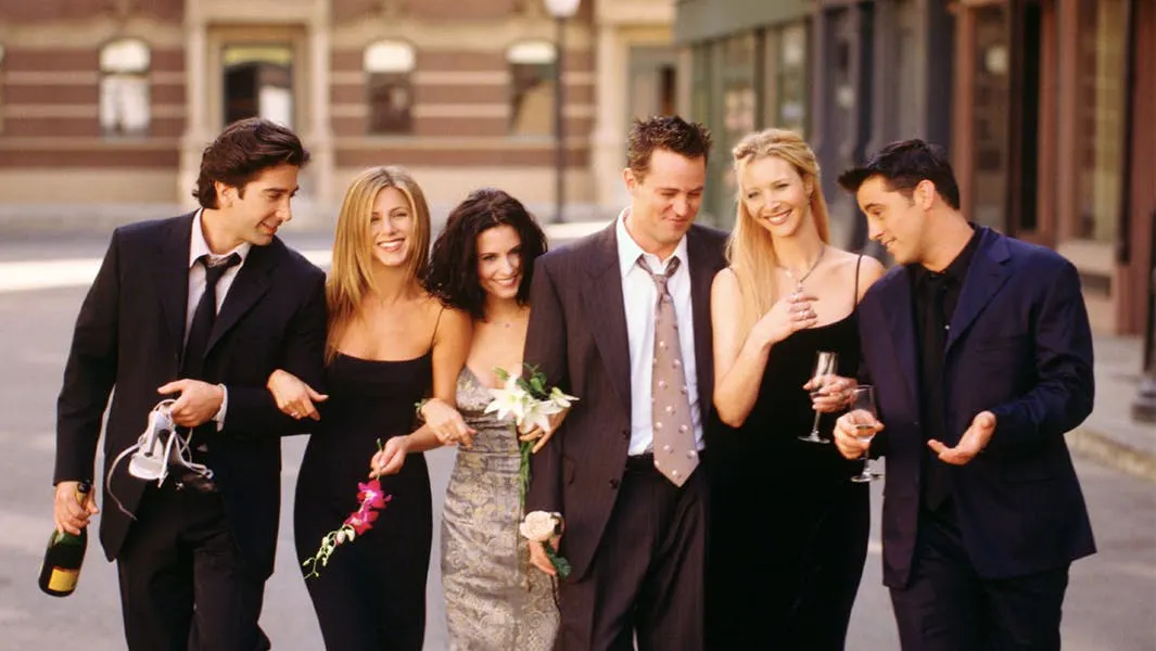 Miembros del reparto de la serie de comedia de la NBC Friends: David Schwimmer como Ross Geller, Jennifer Aniston como Rachel Green, Courteney Cox como Monica Geller, Matthew Perry como Chandler Bing, Lisa Kudrow como Phoebe Buffay, Matt LeBlanc como Joey Tribbiani. Imagen de Warner Bros. Television (WBTV) vía: Getty Images