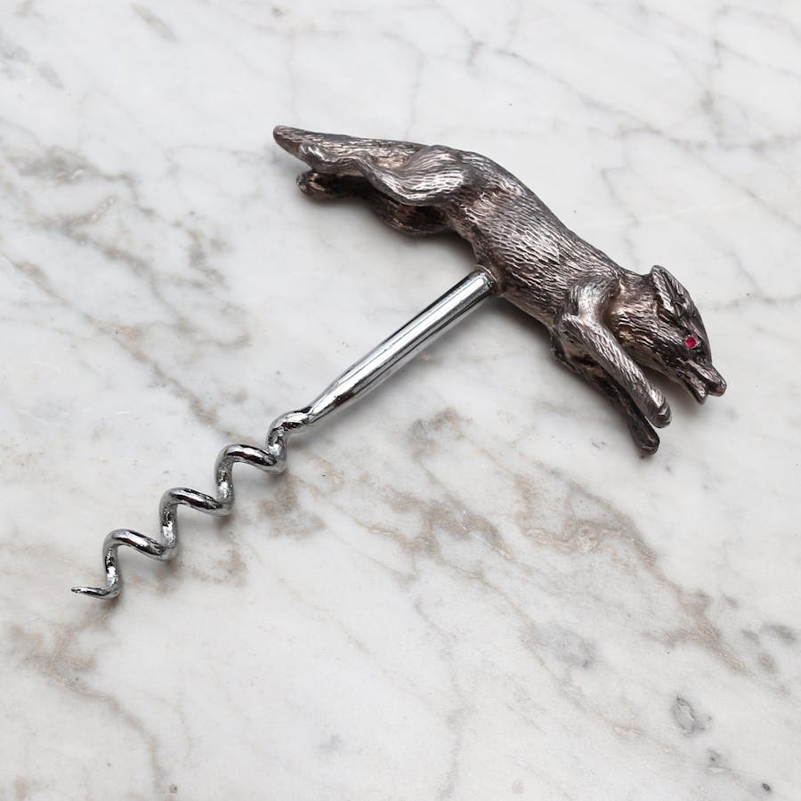 Elizabeth II silver corkscrew, handle in the shape of a fox, ruby eyes, width 9.5 cm, Sheffield 1957. Photo © EasyLiveAuction