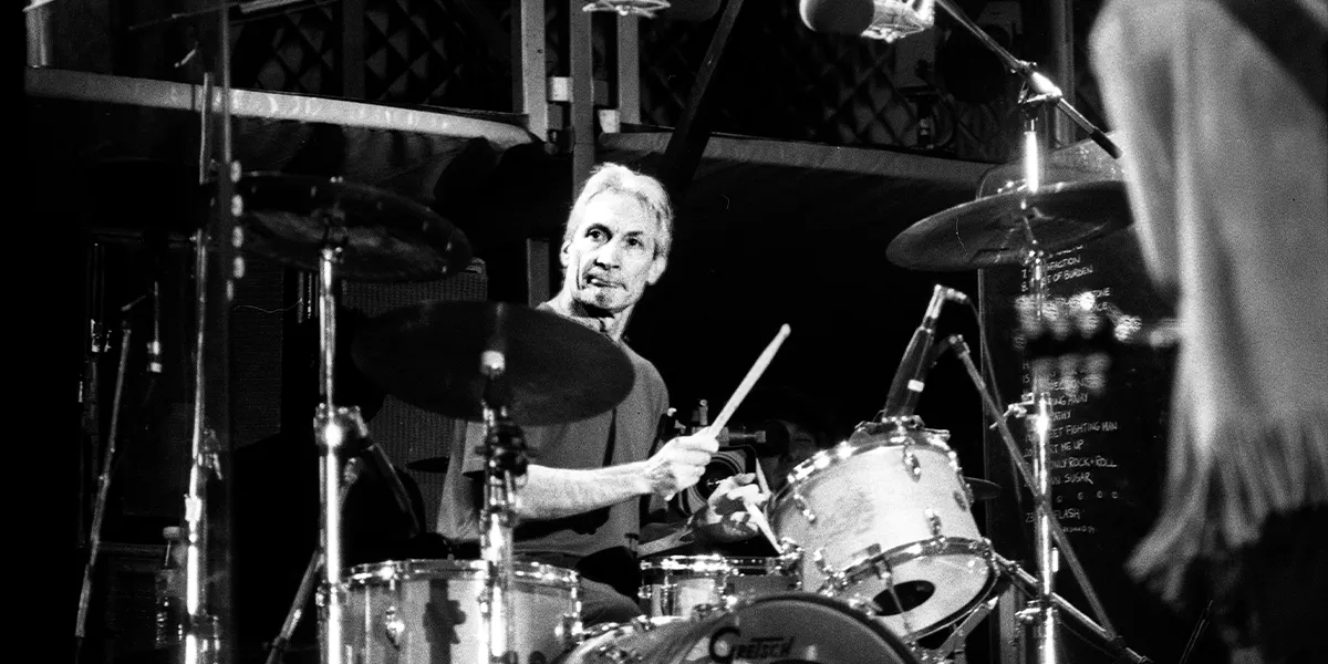Charlie Watts sul palco con i Rolling Stones alla Don Valley Arena, Sheffield, Regno Unito, 1995 (foto di Martyn Goodacre/Getty Images)(dettaglio)