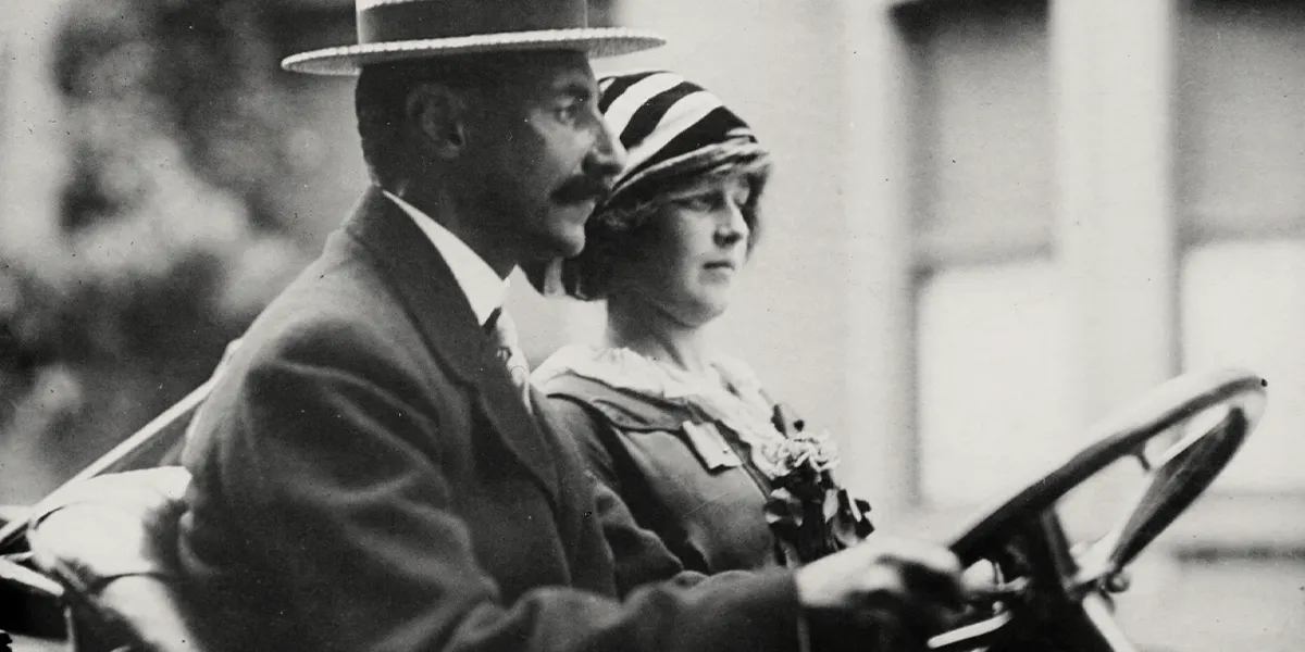 John Jacob Astor con la seconda moglie Madeleine (1911/1912). Foto di pubblico dominio (dettaglio)