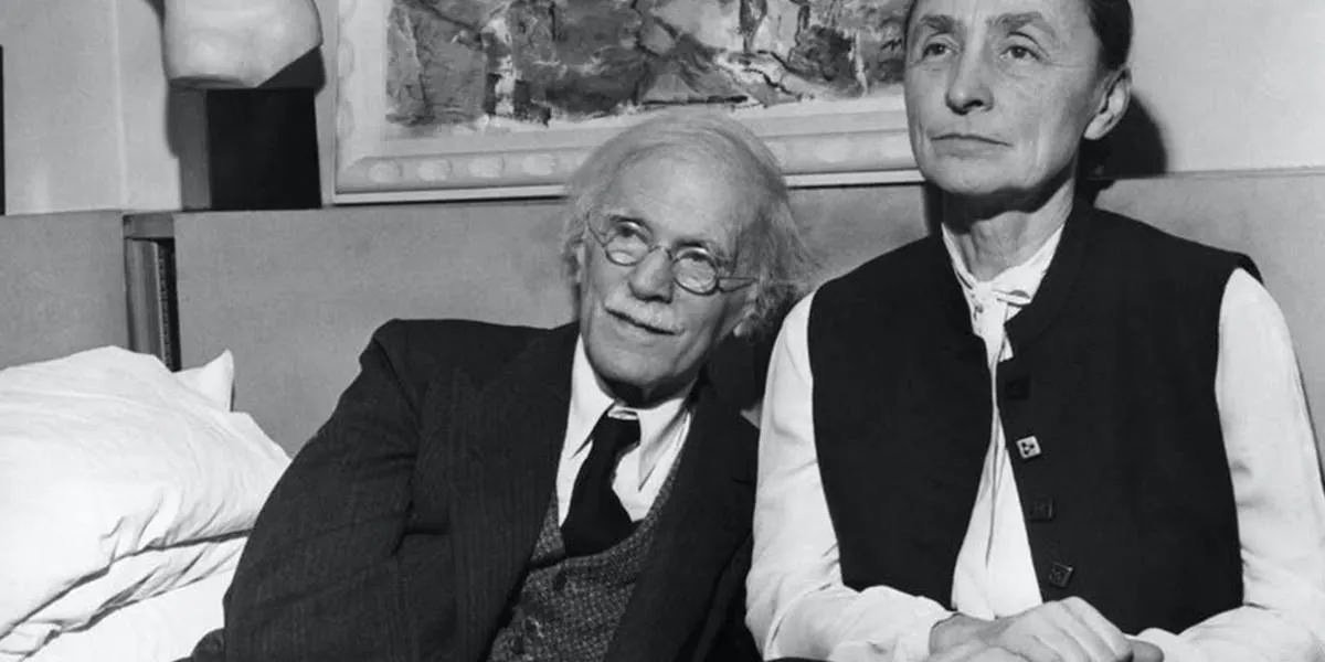 Georgia O'Keeffe (1887-1986), American painter, with her husband Alfred Stieglitz, undated photograph. Photo: Bettmann / Collaborator - Getty Images (detail)