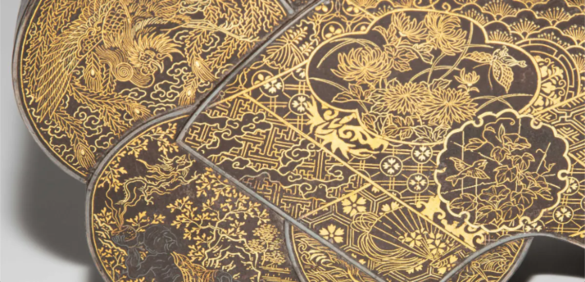 Deckeldose von Komai Otojirô (1842–1917), Eisen, verziert mit Gold- und Silberzogan, Japan, Meiji-Zeit, Ende 19. Jh., H 4,7, L 17 cm. Foto © Schuler Auktionen (Detail)
