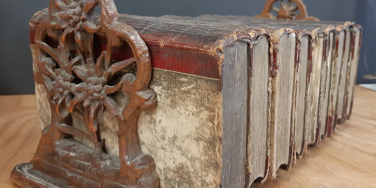 ‘The Plays of William Shakespeare’, volumes 2-8, 10 & 12 are printed by T. Bensley, Fleet Street, for Vernor & Hood, 1800, in three quarter maroon leather binding. Photo: PFK Auctions