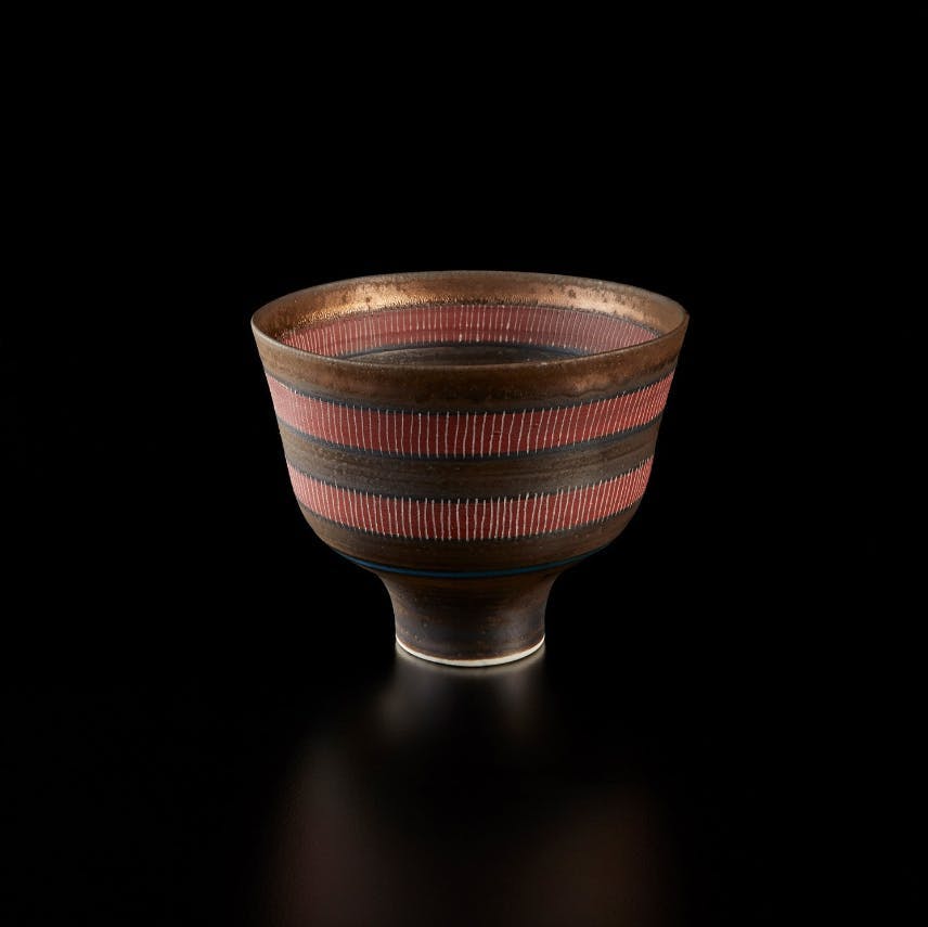 Lucie Rie, 'Footed Bowl', 1978, porslin. Såldes hos Phillips 2020 for 171 000 pund. Foto © Phillips