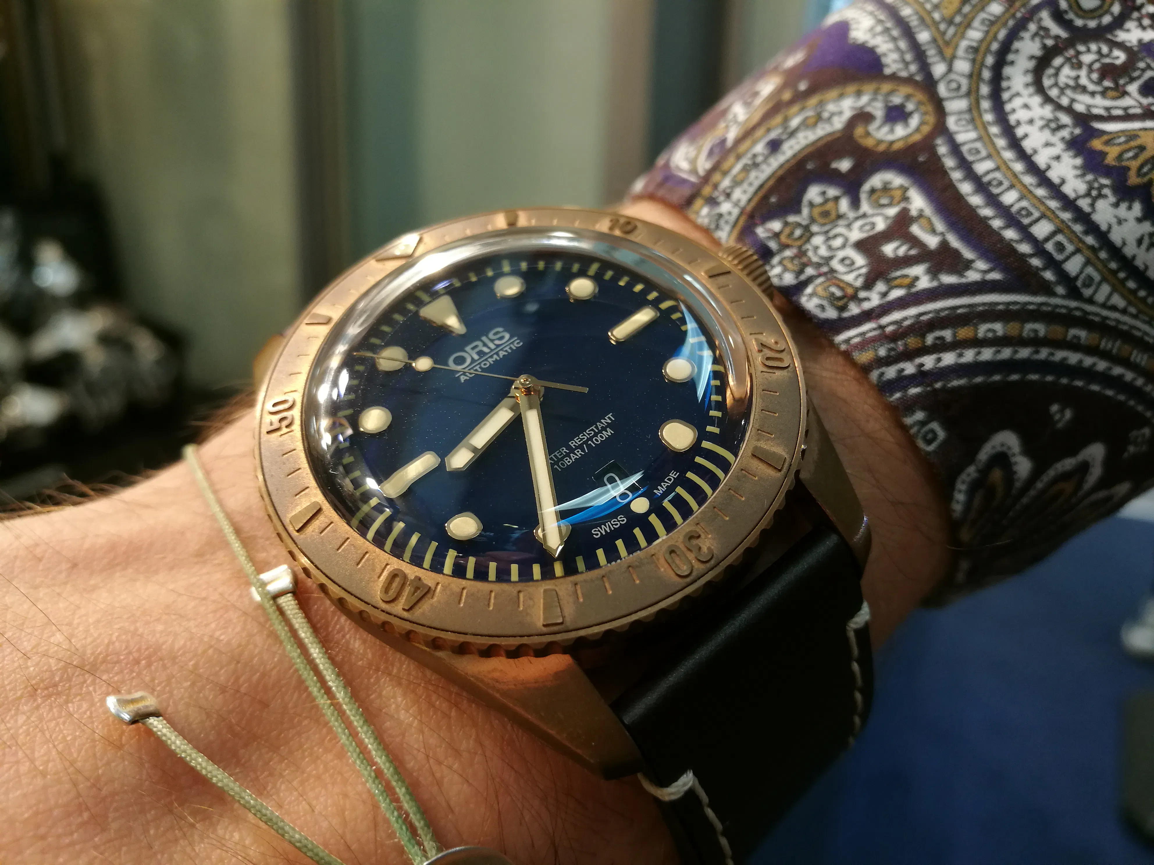 Två dykare på torra land: Seiko Prospex SRP775 och Oris Sixty-five Carl Brashear