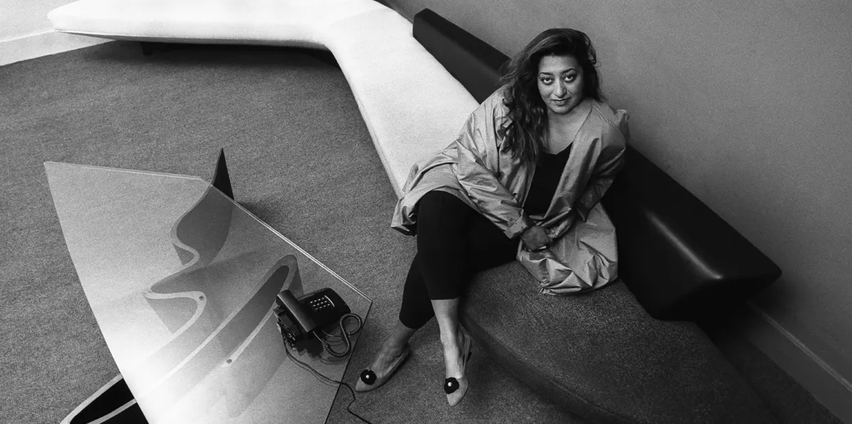 Den irakisk-brittiska arkitekten Zaha Hadid på sitt kontor i London cirka 1985. Foto © Christopher Pillitz / Getty Images (detalj)
