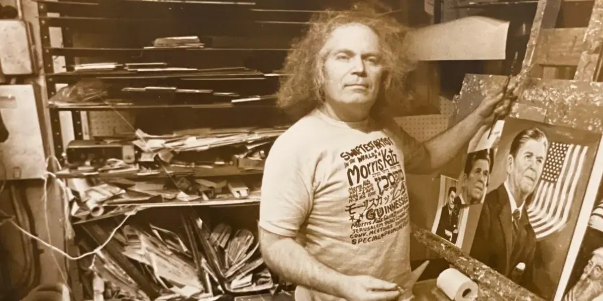 Surnommé l’« Einstein de l’art », Morris Katz en train de peindre le portrait du président Ronald Reagan dans son studio. Photo dans le domaine public (détail)