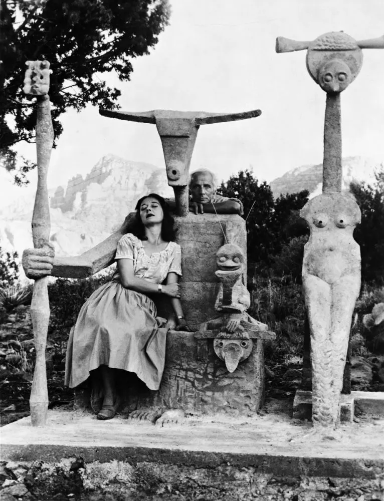 Dorothea Tanning et Max Ernst avec sa sculpture, Capricorne, 1947 / Photographie de John Kasnetsis / © John Kasnetsis