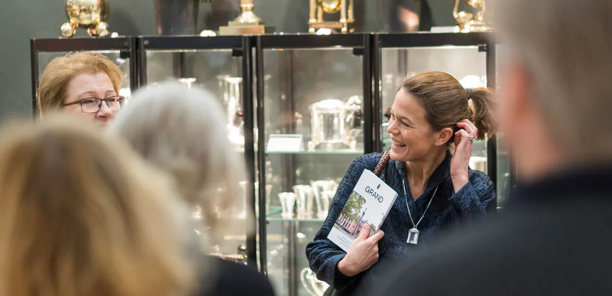 Guidad visning med Sofia Silfverstolpe, Antikmässan 2018. Foto: Gustav Kaiser