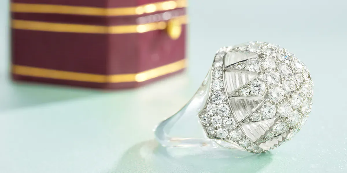 Questo esclusivo anello Cartier sarà messo all'asta a Stoccolma il 3 giugno. Foto © Kaplans Auktioner (dettaglio)