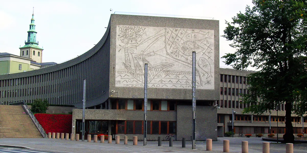 Bloc Y, Regjeringskvartalet, Oslo, érigé en 1969 par Erling Viksjø, fresque de Carl Nesjar d'après des dessins de Pablo Picasso, image domaine public