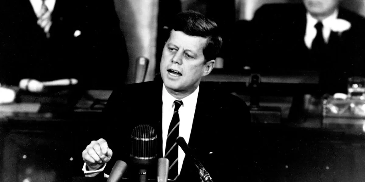 Kennedy stellt dem Kongress ein Raumfahrtprogramm vor, das den Mensch zum Mond fliegen soll, Mai 1961. Hinter ihm sitzen Johnson und Sam Rayburn | Foto: © NASA