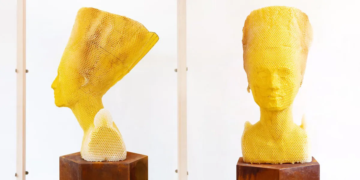 Tomáš Libertíny, "Eternity" (alias Nofretete), 2019-20, natürliches Bienenwachs, Holz, Glas, Cor-Ten-Stahl, 240 x 360 x 500 mm (Büste) | Fotos: © Tomáš Libertíny / Libertíny Studios / Titia Hahne 