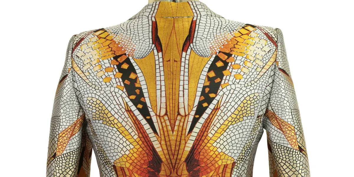 Alexander McQueen, veste « Dragonfly », vers 2015, soie avec doublure en coton blanc. Photo © Tennants Auctioneers (détail)
