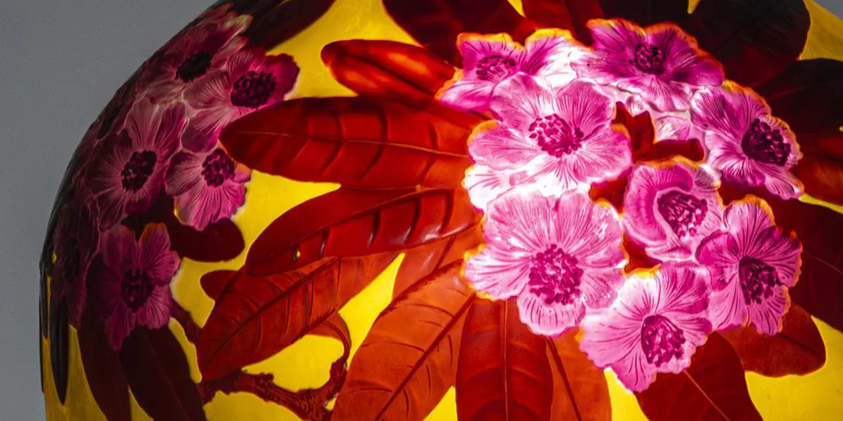 Etablissements Gallé, Nancy, Soufflé-Tischleuchte "Rhododendron", 1925-36, signiert, Überfangglas, opaleszierend, farblos, gelb und violett, in sog. Soufflé-Technik formgeblasen, geätzter Dekor mit blühenden Rhododendronzweigen, H. 46 cm, Ø 36 cm. Foto © Quittenbaum Kunstauktionen (Detail)