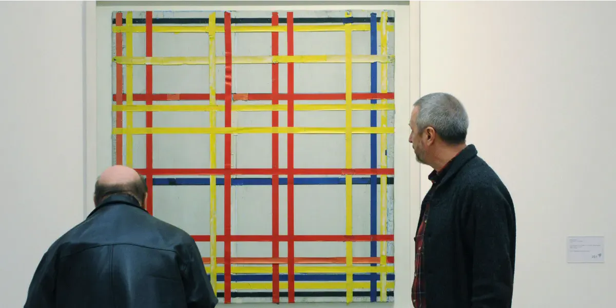 Zwei Männer betrachten das Gemälde „New York City 1 (unvollendet)“ (1941) des niederländischen Künstlers Piet Mondrian, das in der Ausstellung „Piet Mondrian – Vom Abbild zum Bild“ am 12. Dezember 2007 im Museum Ludwig in Köln gezeigt wird. Vom 14. Dezember 2007 bis 30. März 2008 präsentiert das Museum rund 80 Gemälde und Zeichnungen, die das Gesamtwerk des berühmten Künstlers repräsentieren. (Foto © HENNING KAISER/DDP/AFP über Getty Images) (Detail)