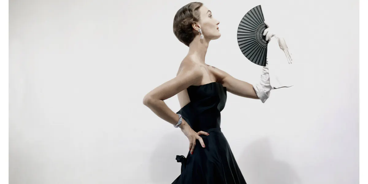 Modella con abito da sera Christian Dior in raso nero (dettaglio). Foto di Erwin Blumenfeld / Condé Nast via Getty Images 