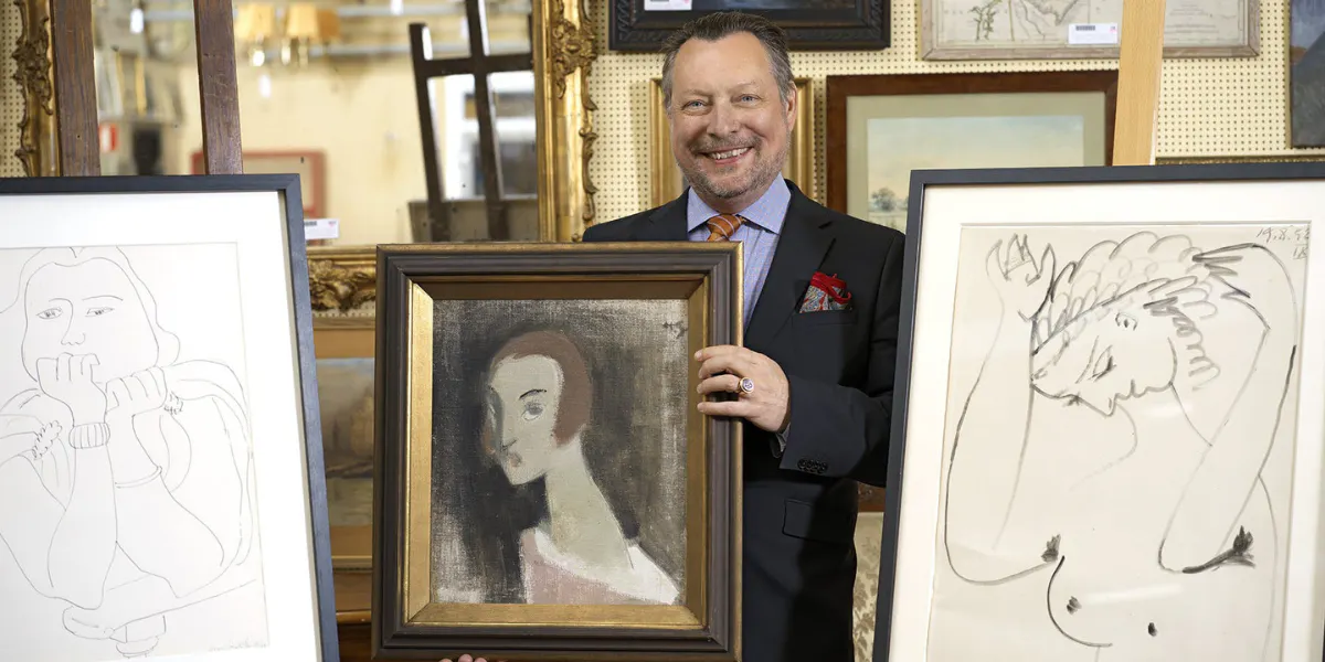 Martin Laurell, PDG et propriétaire de Hallands Auktionsverk AB avec à sa gauche le Portrait de Monique Bourgeois d’Henri Matisse, au centre La fille au long cou de Helene Schjerfbeck, et à sa droite la Femme se coiffant de Pablo Picasso. Photo © Hallands Auktionsverk