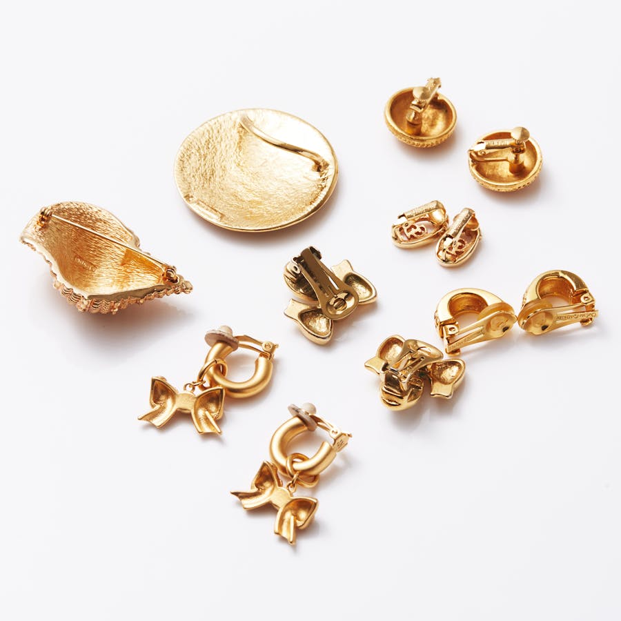 Clips, brooches, scarf clip, yellow metal, including Christian Dior and Nina Ricci, approx. 1-5 cm. Photo © Stockholms Auktionsverk