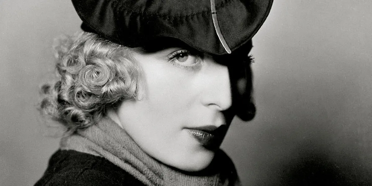 Tamara de Lempicka med en hatt designad av Rose Descat, Paris, 1932. Foto © Imagno / Getty Images (beskuren)