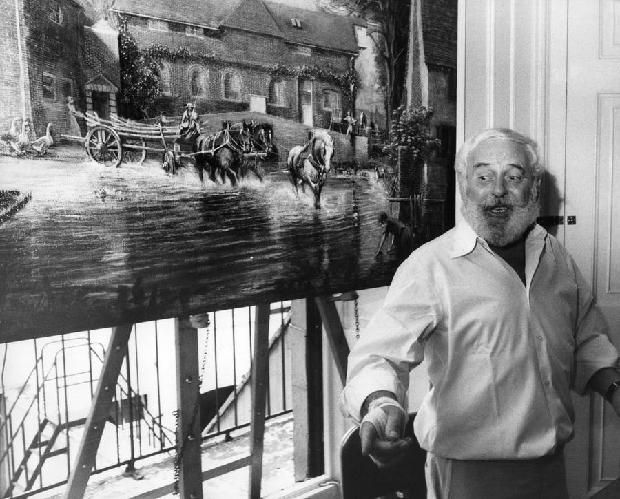 Tom Keating (1917-1984), restaurateur d'art et maître faussaire, debout à côté de sa fausse peinture de « Hay Wain » dans le style de Constable, image © Keystone / Getty Images