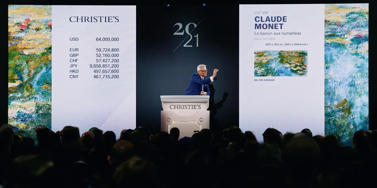 Jussi Pylkkänen, banditore e presidente globale di Christie's, vende il top lot dell'asta serale del XX secolo, "Le bassin aux nymphéas" di Claude Monet, per 74.010.000 dollari USA. Foto © Christie's (dettaglio)