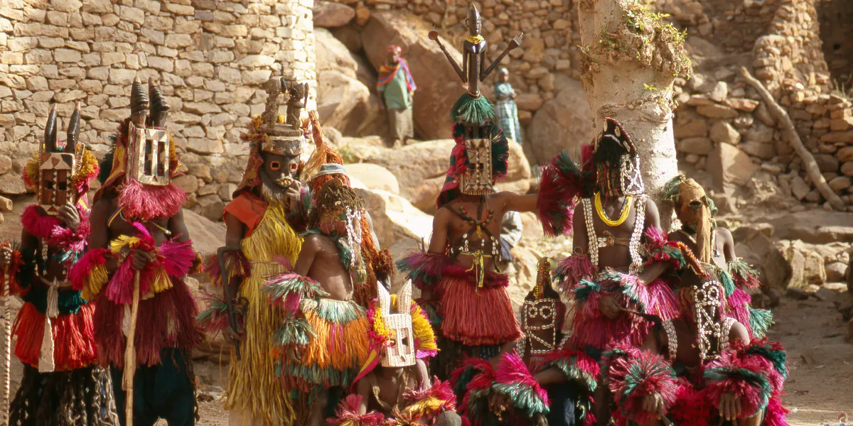 Danza di gruppo con maschere rituali a Nombori, paese Dogon, Mali. Foto © Vicente Méndez via Getty Images (dettaglio)