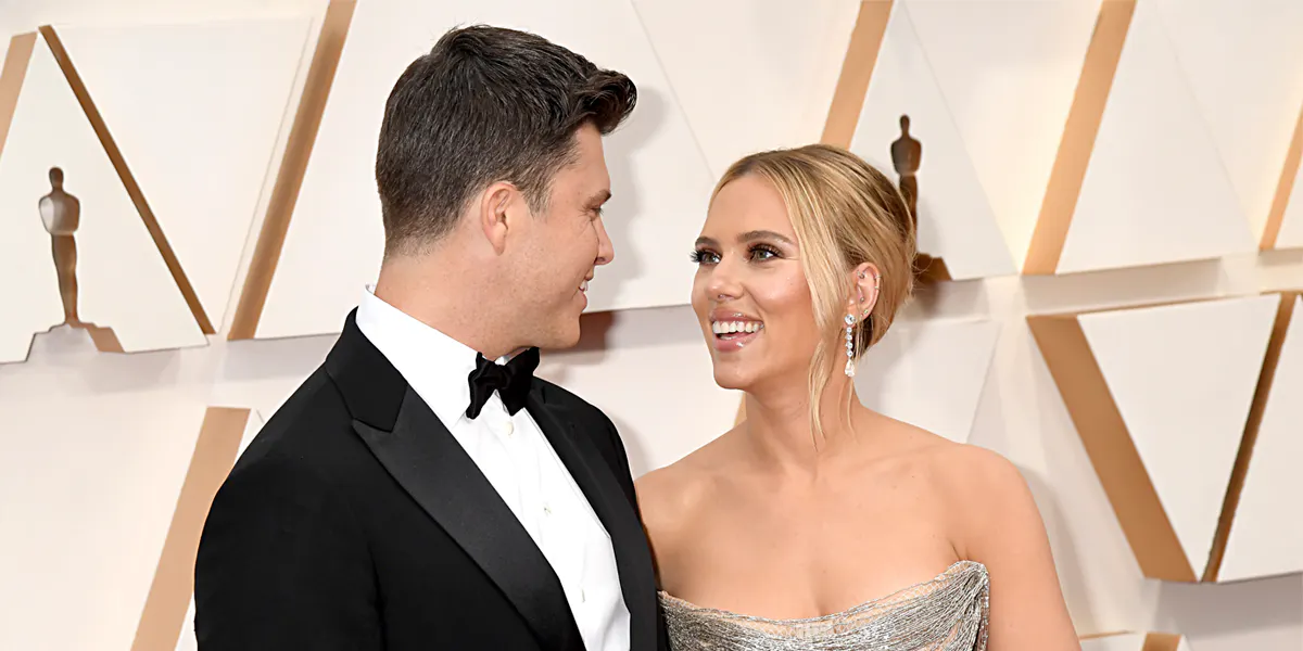 Hollywood, CALIFORNIA - 09 FEBBRAIO: (L-R) Colin Jost e Scarlett Johansson partecipano ai 92nd Annual Academy Awards at Hollywood and Highland il 9 febbraio 2020 a Hollywood, California (dettaglio). Foto di Jeff Kravitz/FilmMagic via Getty Images