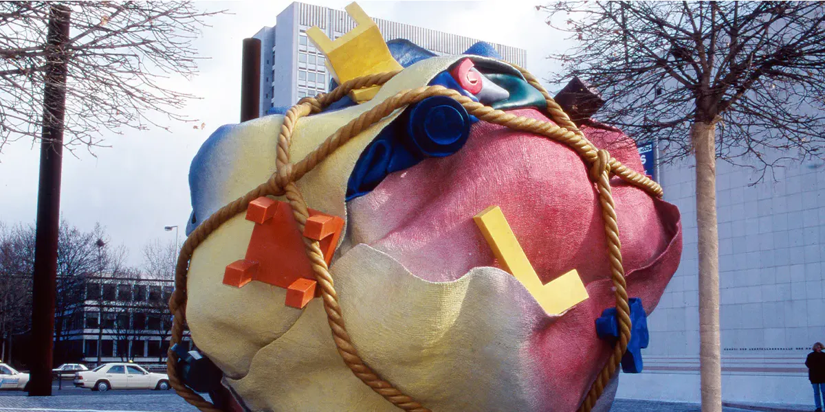 Werk des schwedischen Pop Artists Claes Oldenburg auf einer Ausstellung in Bonn, Deutschland, 1996. Foto von Wolfgang Kuhn / United Archives via Getty Images (Detail))
