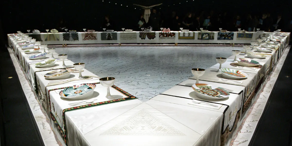 'The Dinner Party' (1979) av den amerikanska konstnären Judy Chicago visas permanent den 22 mars 2007 i det nyöppnade Elizabeth A. Sackler Center for Feminist Art på Brooklyn Museum i Brooklyn i New York. Foto STAN HONDA/AFP via Getty Images (detalj)