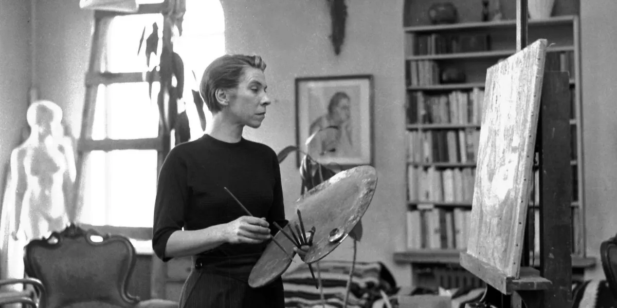 Fotografia della scrittrice e illustratrice finlandese Tove Jansson (1914-2001) nella sua casa. Foto di pubblico dominio (dettaglio).
