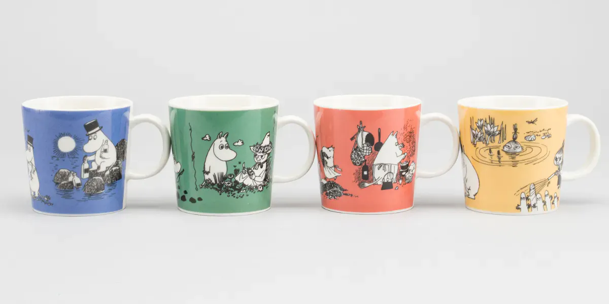 Les tasses Moomin "Bleu foncé", "Vert foncé", "Rose foncé" et "Jaune foncé" ont été conçues par Camilla Mobring en 1991, alors que Tove Slotte était en congé de maternité. Photo © Bukowskis