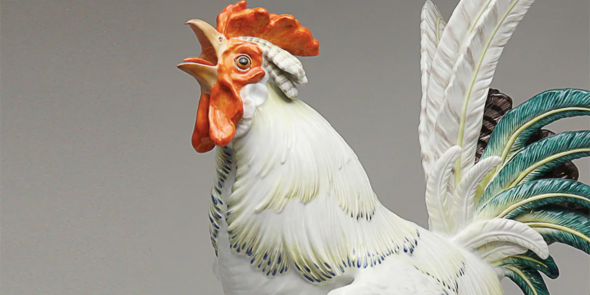 Meissen, Große Porzellanfigur "Haushahn auf Holzstoß", Entwurf 1741 von Johann Joachim Kaendler, Ausformung nach 1933, polychrom gefasst, blaue Schwertermarke, H ca. 40 cm, Gewicht ca. 5 kg. Foto © Auktionshaus Franke (Detail)