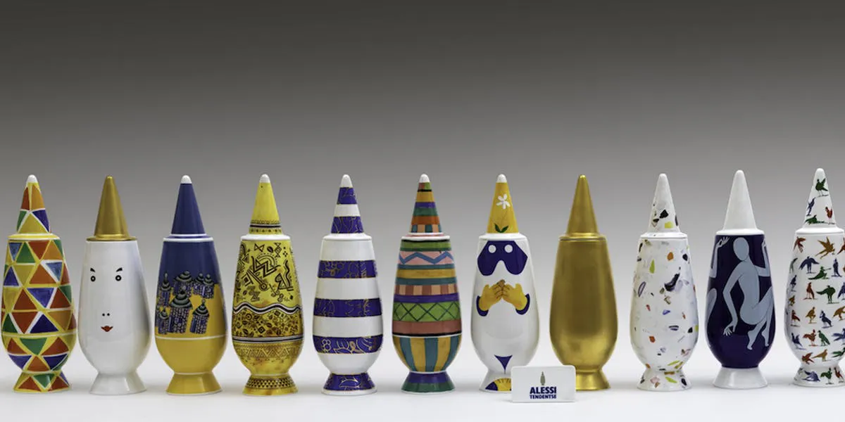 Alessandro Mendini, Kollektion mit 14 Vasen aus glasierter Keramik aus der Serie "100% Make up", Alessi, Italien, 1992 | Foto: © Cambi