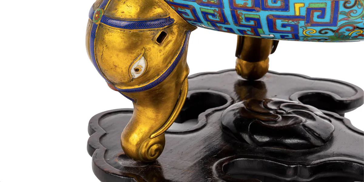 Großer dreiteiliger Cloisonné-Weihrauchbrenner. China, um 1900. Foto © Eppli (Detail)