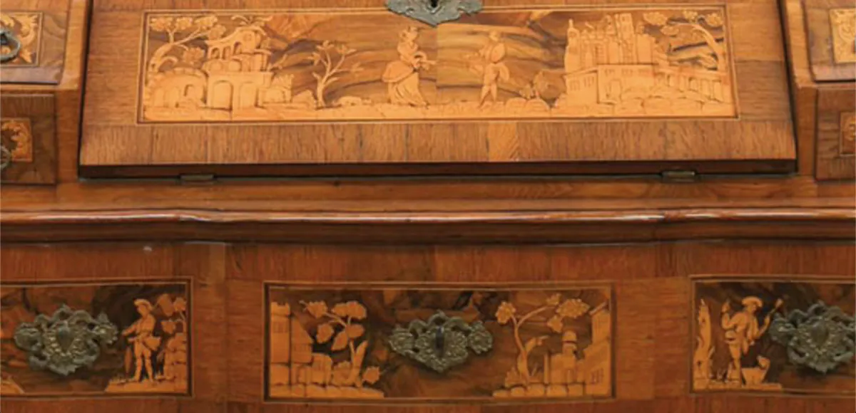 Tabernakelsekretär, Eiche furniert, Nussbaumfelder mit reichen Intarsien, Erfurt, um 1750 (Foto: © AH Satow (Detail)
