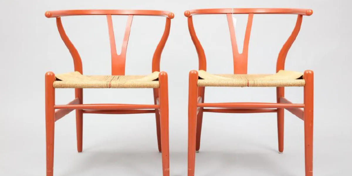 Hans J. Wegner (1914-2007), Paar Stühle „CH24“/„Y-chair“, Carl Hansen & Son, Odense, Dänemark, Entwurf 1950, lackiert mit Korbsitz. Foto © Kanonenauktionen (Detail)