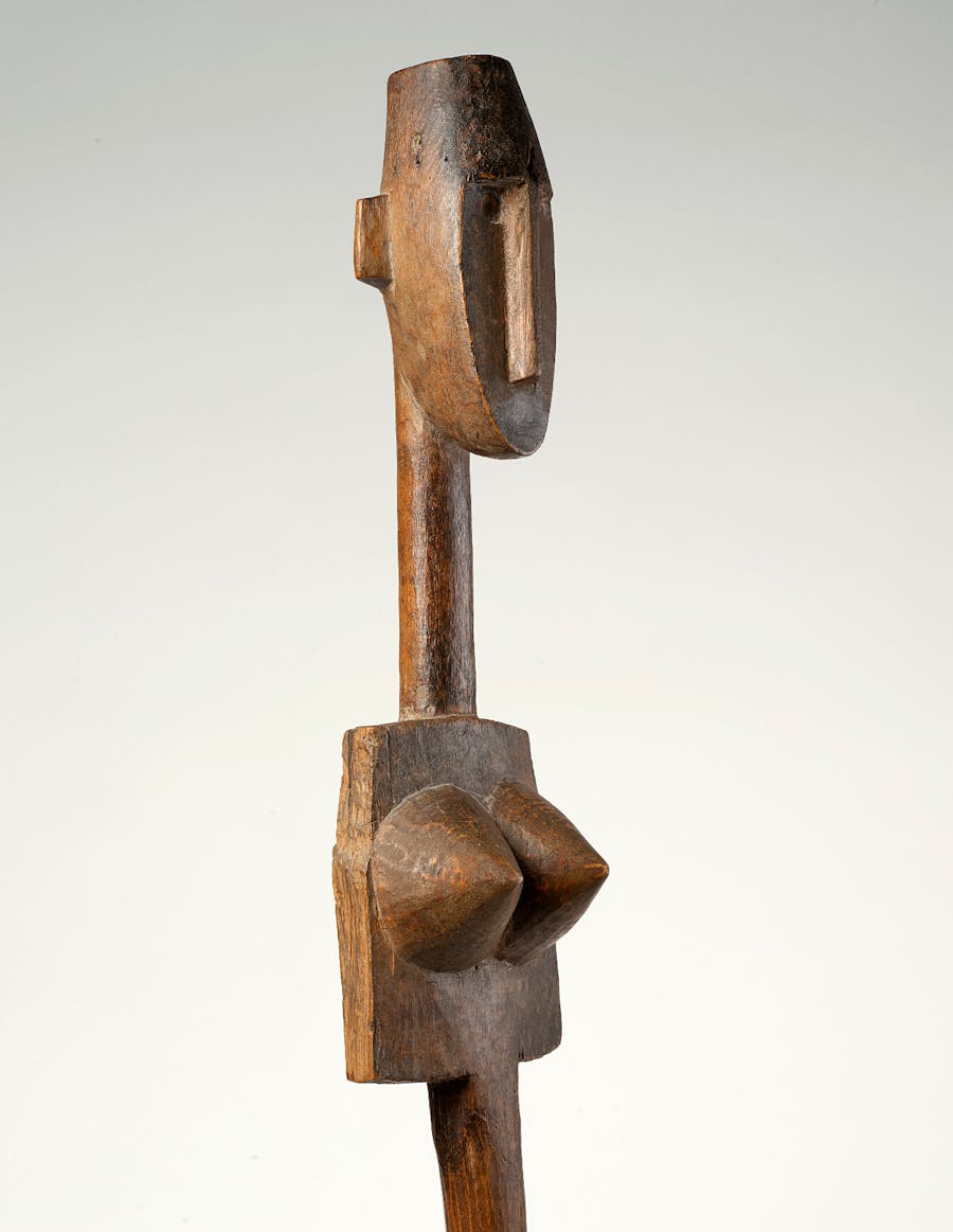 BAMBARA, regione di Segou (Repubblica del Mali), Marionetta, altezza 115 cm. Legno duro a patina naturale chiara, gancio di ferro sulla testa. Appartenuta a Henri Bing (1888 – 1965), artista e mercante d’arte parigino, amico di Amedeo Modigliani. Stima: 36.000 - 44.000 euro. Foto © Finarte 